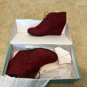 NIB Maurices burgundy lace up ankle boots size 11